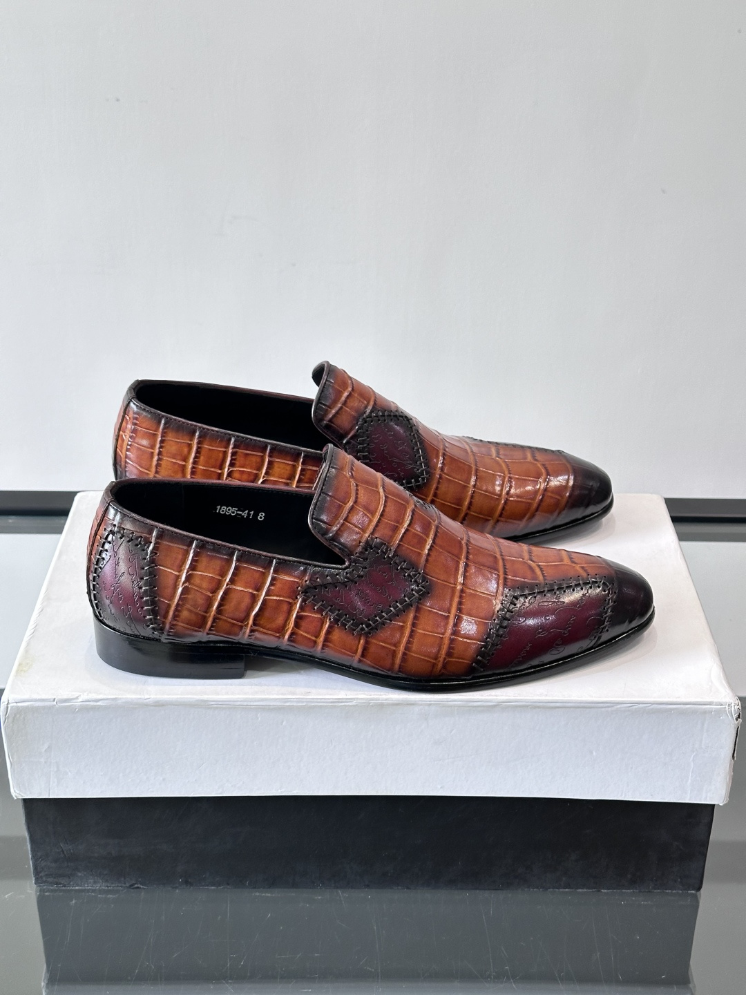 BERLUTI布鲁提男士真皮大底牛津鞋采用整片美洲短吻鳄鱼皮，保留原始鳞片纹理，质感超赞！意大利手工制作