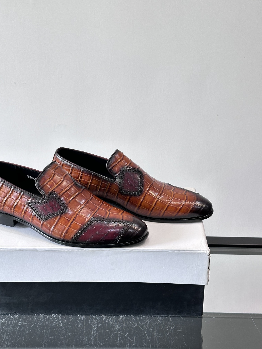 BERLUTI布鲁提男士真皮大底牛津鞋采用整片美洲短吻鳄鱼皮，保留原始鳞片纹理，质感超赞！意大利手工制作