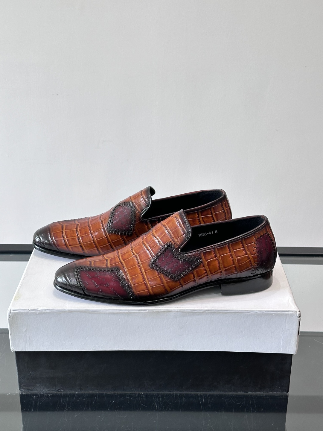 BERLUTI布鲁提男士真皮大底牛津鞋采用整片美洲短吻鳄鱼皮，保留原始鳞片纹理，质感超赞！意大利手工制作