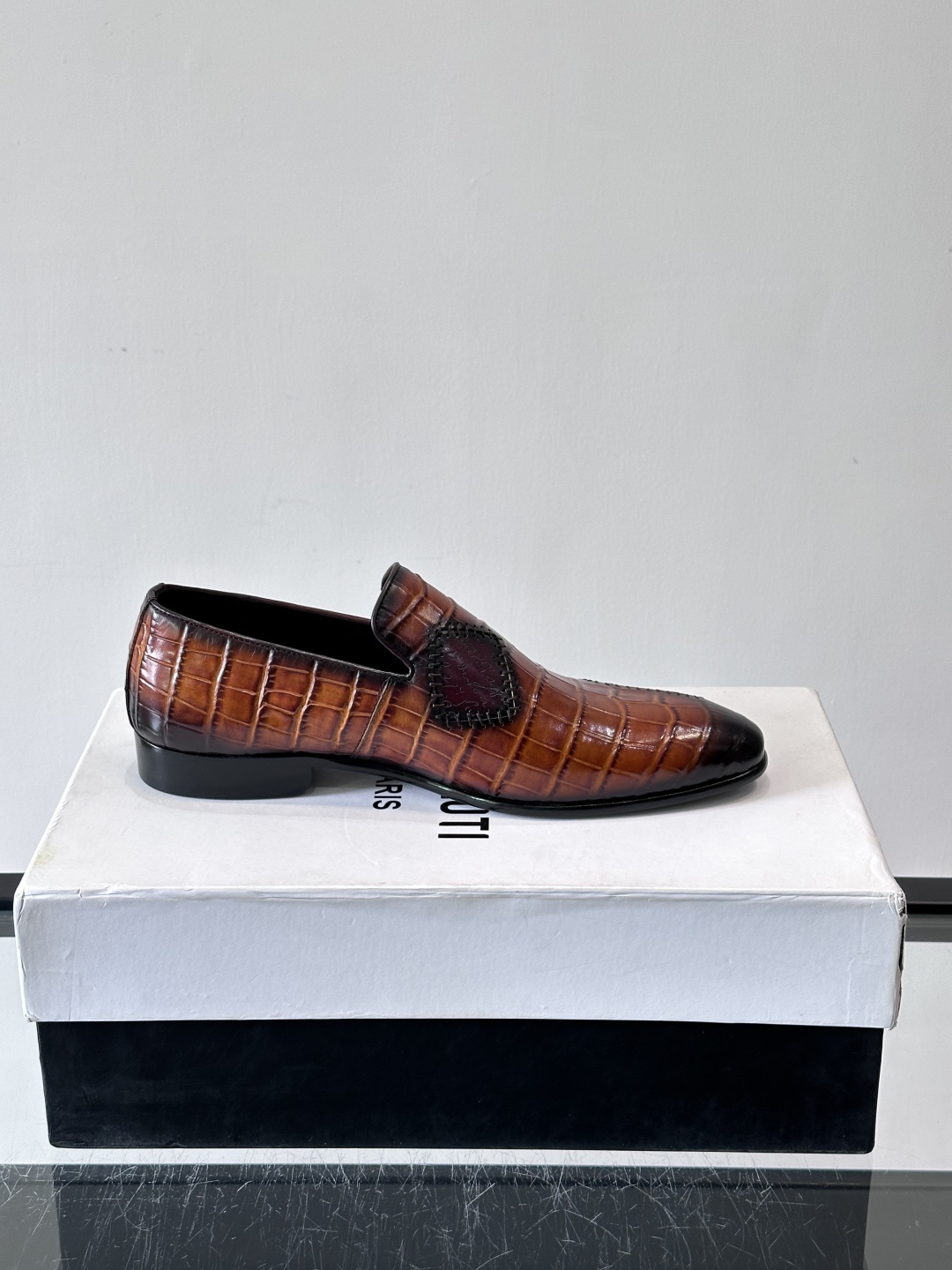 BERLUTI布鲁提男士真皮大底牛津鞋采用整片美洲短吻鳄鱼皮，保留原始鳞片纹理，质感超赞！意大利手工制作