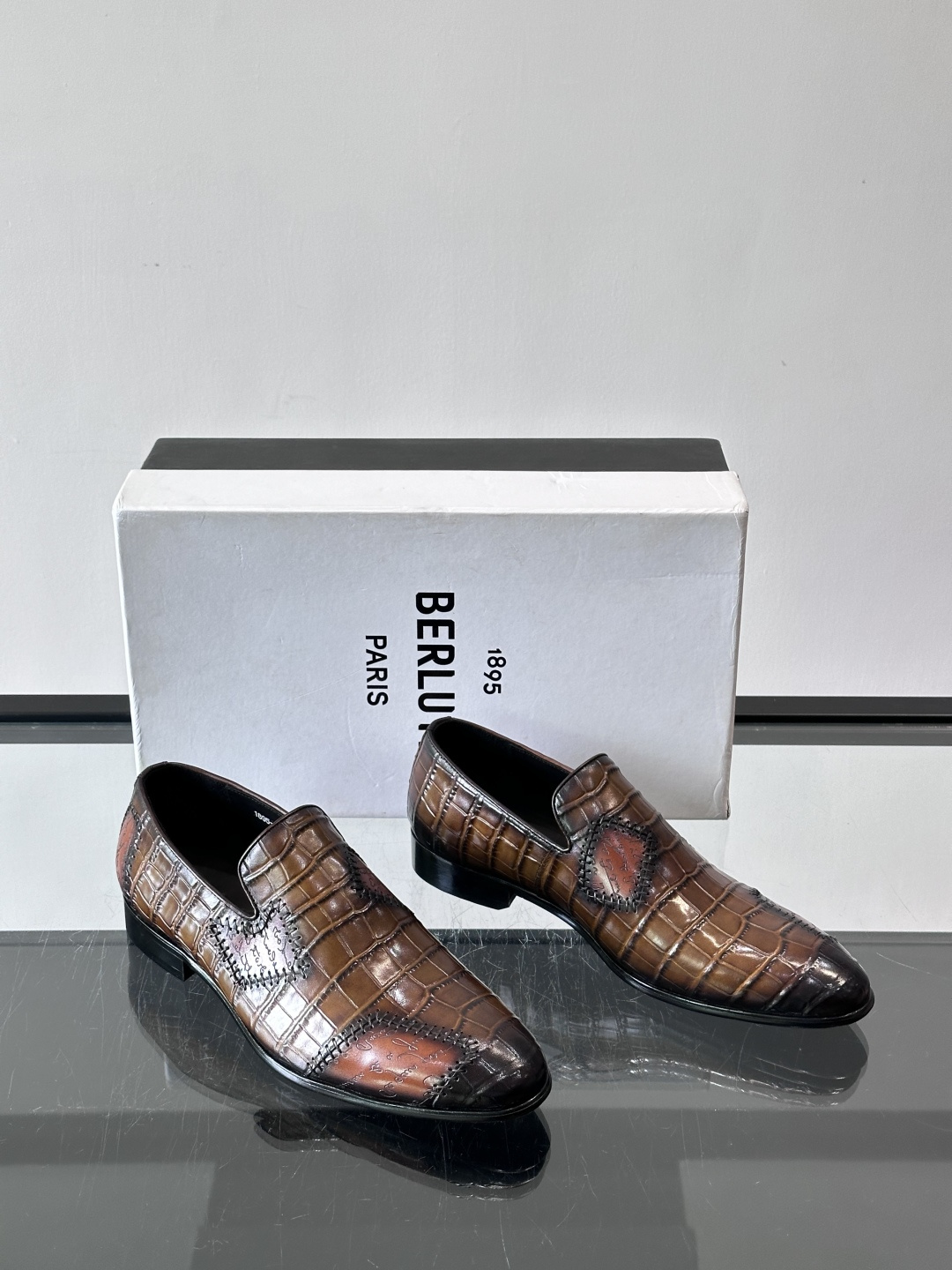 BERLUTI布鲁提男士真皮大底牛津鞋采用整片美洲短吻鳄鱼皮，保留原始鳞片纹理，质感超赞！意大利手工制作