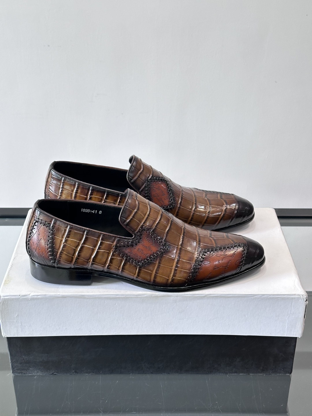 BERLUTI布鲁提男士真皮大底牛津鞋采用整片美洲短吻鳄鱼皮，保留原始鳞片纹理，质感超赞！意大利手工制作