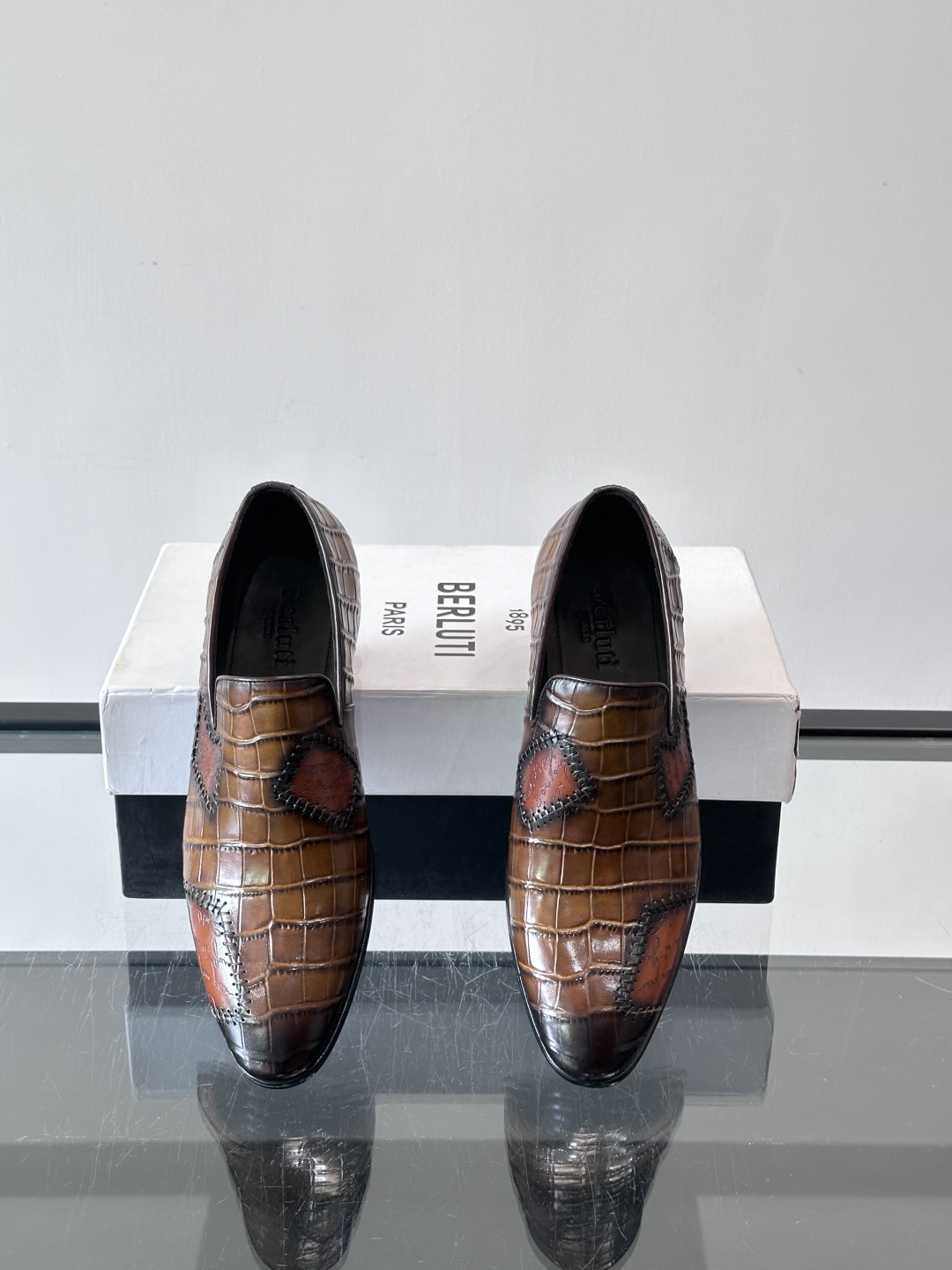 BERLUTI布鲁提男士真皮大底牛津鞋采用整片美洲短吻鳄鱼皮，保留原始鳞片纹理，质感超赞！意大利手工制作