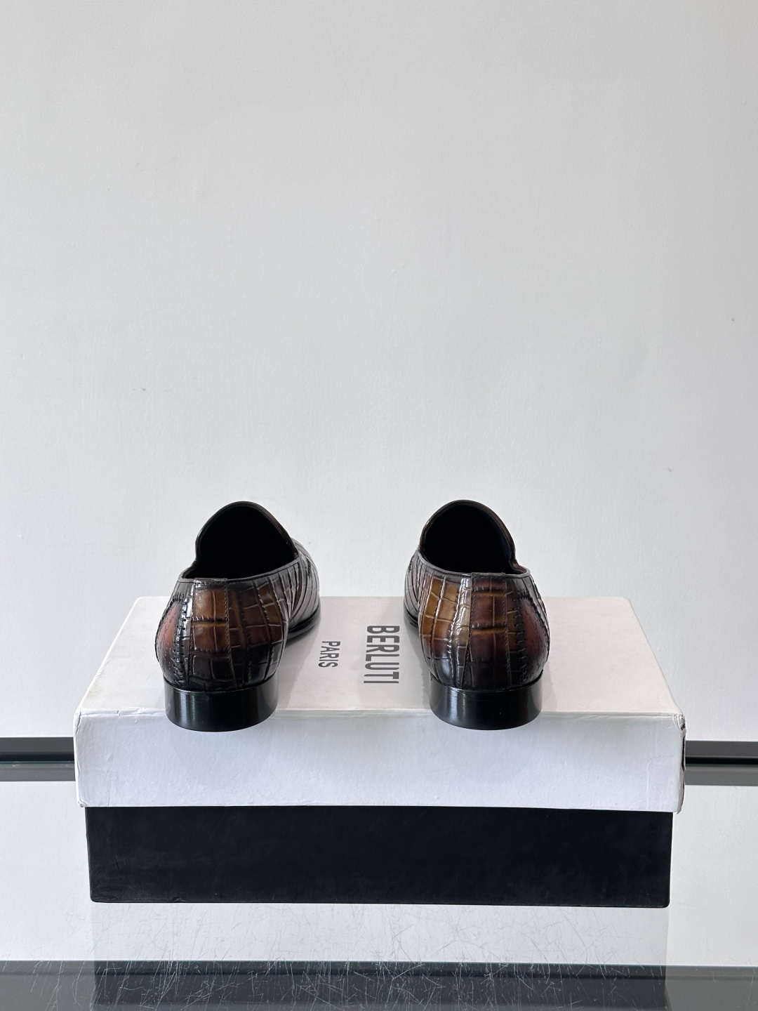 BERLUTI布鲁提男士真皮大底牛津鞋采用整片美洲短吻鳄鱼皮，保留原始鳞片纹理，质感超赞！意大利手工制作