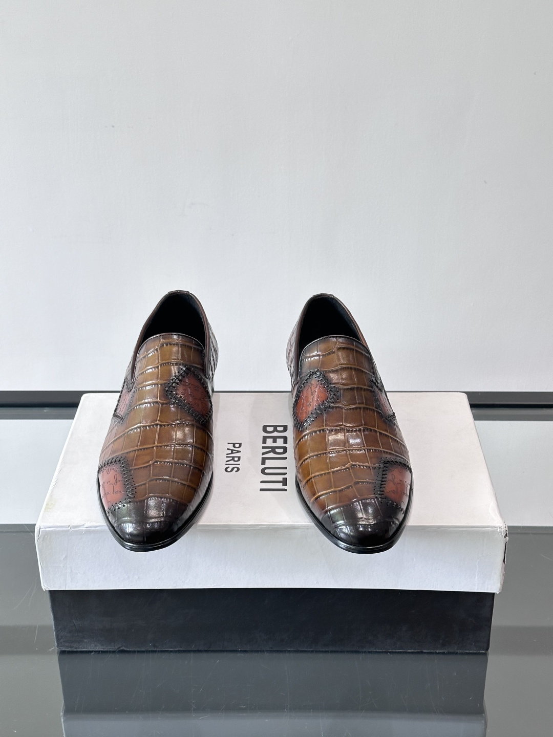 BERLUTI布鲁提男士真皮大底牛津鞋采用整片美洲短吻鳄鱼皮，保留原始鳞片纹理，质感超赞！意大利手工制作