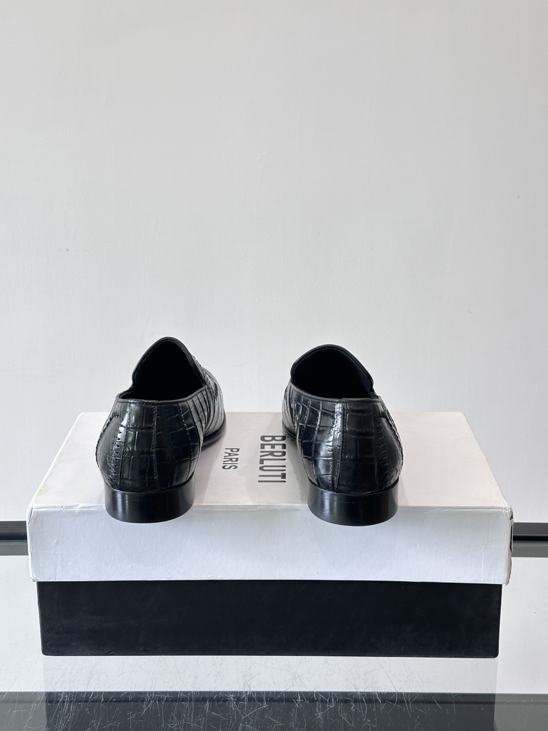 BERLUTI布鲁提男士真皮大底牛津鞋采用整片美洲短吻鳄鱼皮，保留原始鳞片纹理，质感超赞！意大利手工制作