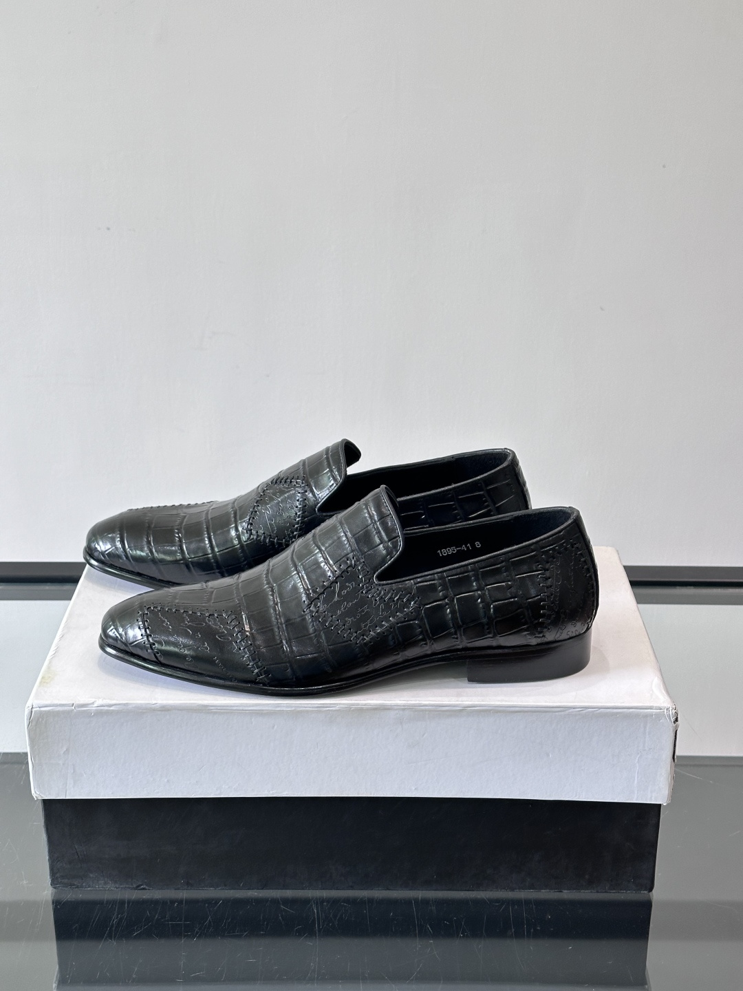 BERLUTI布鲁提男士真皮大底牛津鞋采用整片美洲短吻鳄鱼皮，保留原始鳞片纹理，质感超赞！意大利手工制作