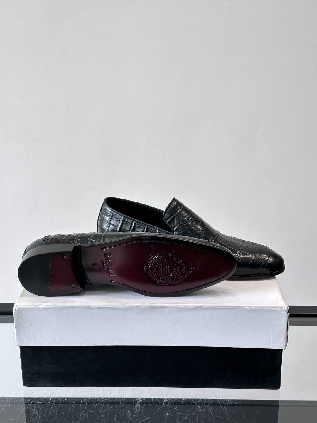 BERLUTI布鲁提男士真皮大底牛津鞋采用整片美洲短吻鳄鱼皮，保留原始鳞片纹理，质感超赞！意大利手工制作