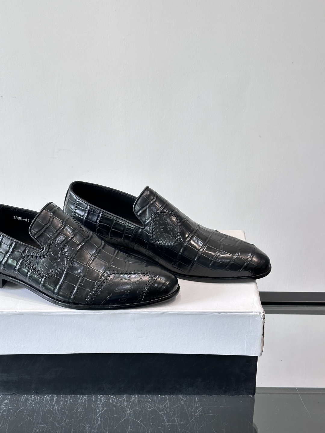 BERLUTI布鲁提男士真皮大底牛津鞋采用整片美洲短吻鳄鱼皮，保留原始鳞片纹理，质感超赞！意大利手工制作