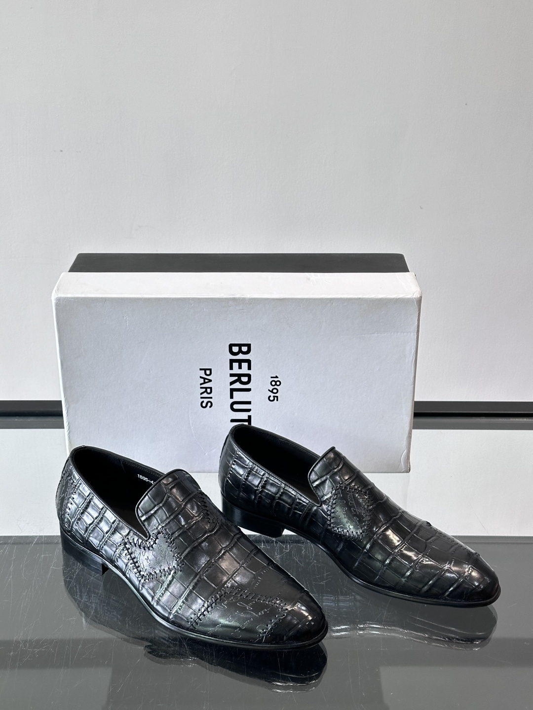 BERLUTI布鲁提男士真皮大底牛津鞋采用整片美洲短吻鳄鱼皮，保留原始鳞片纹理，质感超赞！意大利手工制作