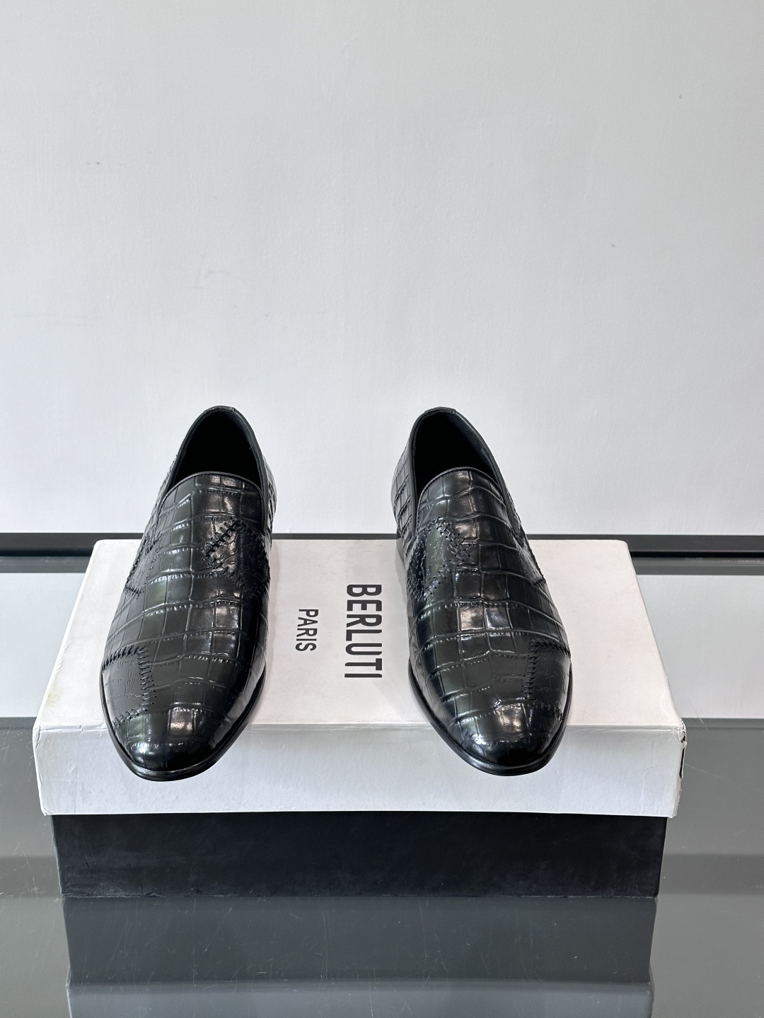 BERLUTI布鲁提男士真皮大底牛津鞋采用整片美洲短吻鳄鱼皮，保留原始鳞片纹理，质感超赞！意大利手工制作