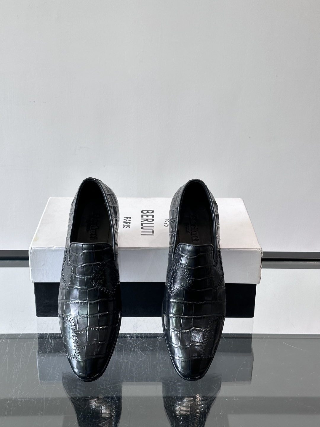 BERLUTI布鲁提男士真皮大底牛津鞋采用整片美洲短吻鳄鱼皮，保留原始鳞片纹理，质感超赞！意大利手工制作