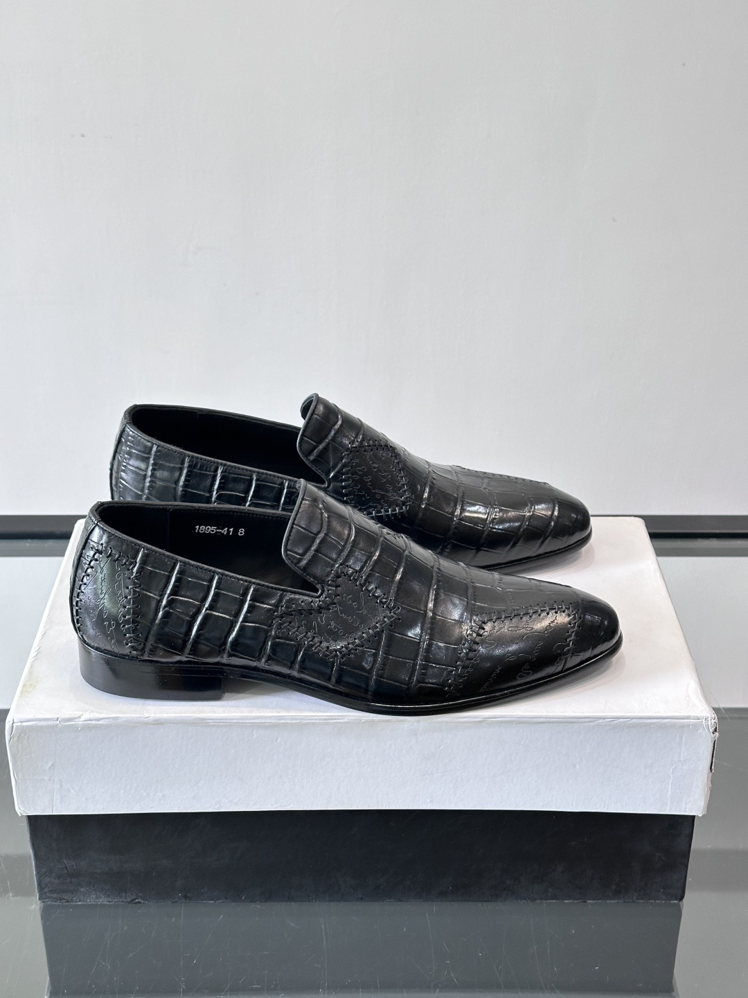 NO:639666,BERLUTI men's genuine leather outsole Oxford shoes are made from a whole piece of American alligator skin, retaining the original scale texture, and the texture is amazing!  Handmade in Italy with Goodyear sole craftsmanship, it is comfortable and durable to wear. The color-brushing treatment brings a low-key luxury, suitable for business formal wear or high-end occasions. Crocodile skin is tough and wear-resistant, and becomes shiny with time, which is a symbol of identity and taste. ,size38-46,,crocodile skin,Leather soles19860909BERLUTI布鲁提男士真皮大底牛津鞋采用整片美洲短吻鳄鱼皮,保留原始鳞片纹理,质感超赞！意大利手工制作,固特异琴底工艺,穿着舒适又耐用.擦色处理带来低调奢华感,适合商务正装或高端场合.鳄鱼皮坚韧耐磨,越穿越有光泽,是身份与品味的象征凸. ,size38-46,,crocodile skin,Leather soles,Men's shoes