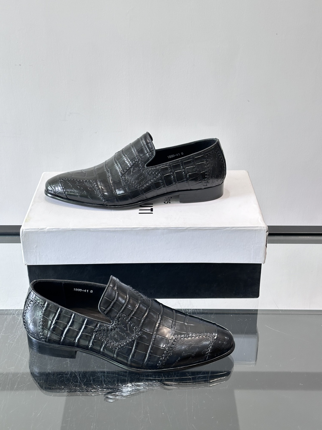 BERLUTI布鲁提男士真皮大底牛津鞋采用整片美洲短吻鳄鱼皮，保留原始鳞片纹理，质感超赞！意大利手工制作