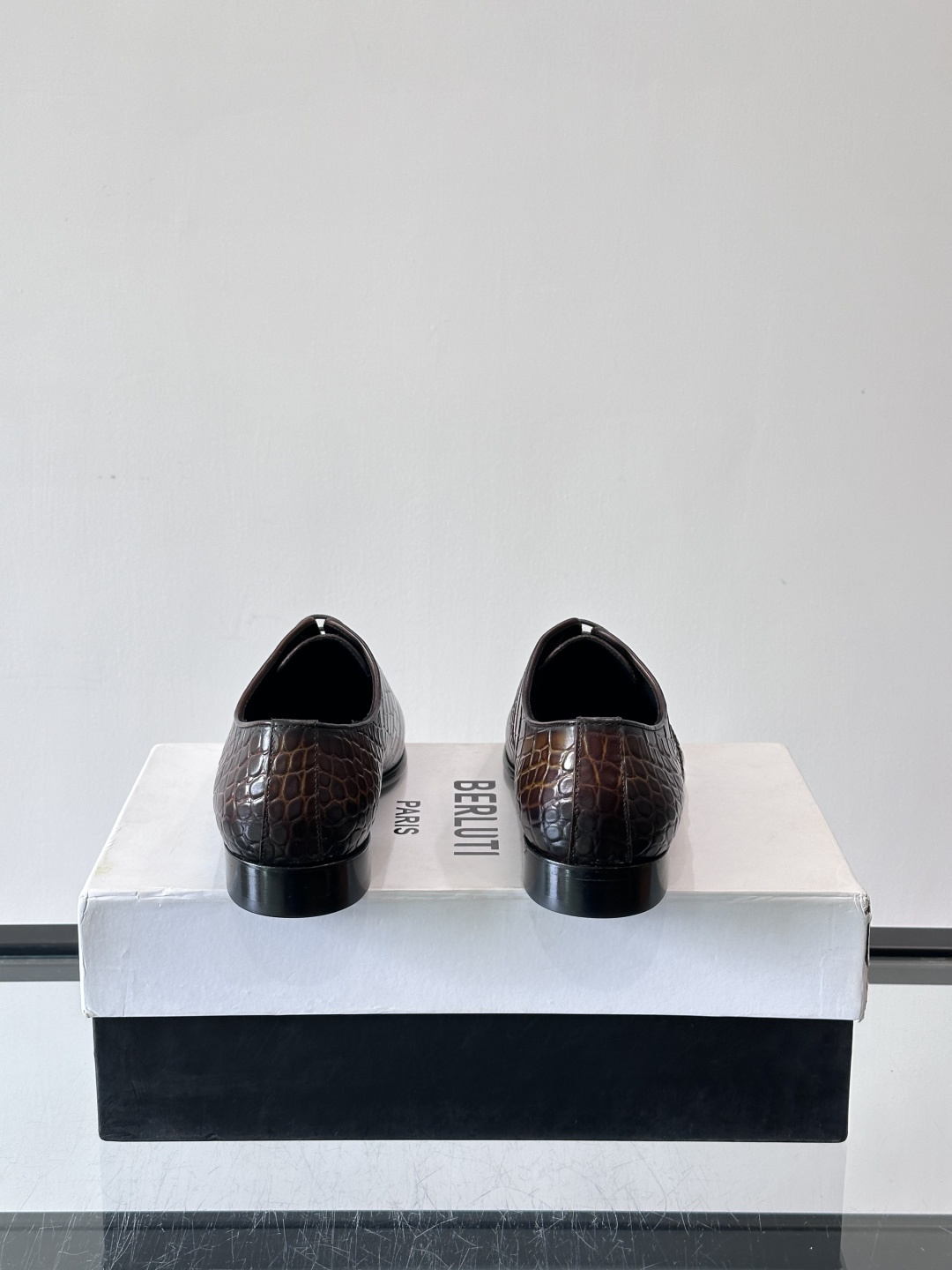BERLUTI布鲁提男士真皮大底牛津鞋采用整片美洲短吻鳄鱼皮，保留原始鳞片纹理，质感超赞！意大利手工制作