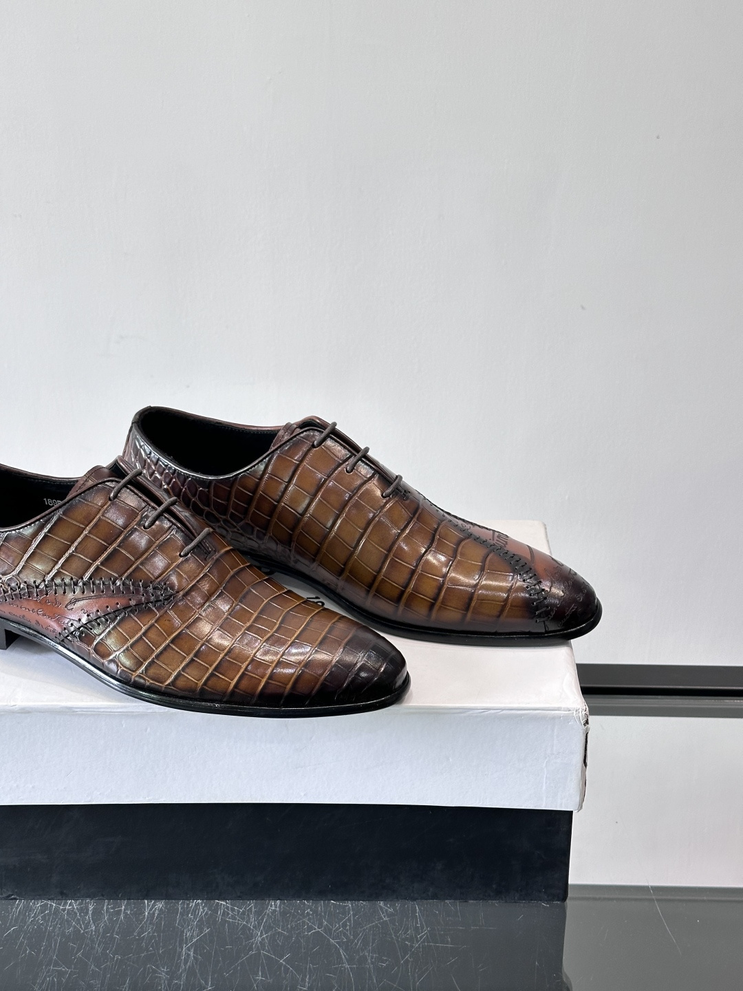 BERLUTI布鲁提男士真皮大底牛津鞋采用整片美洲短吻鳄鱼皮，保留原始鳞片纹理，质感超赞！意大利手工制作