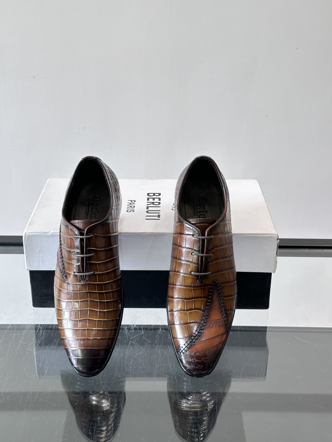 BERLUTI布鲁提男士真皮大底牛津鞋采用整片美洲短吻鳄鱼皮，保留原始鳞片纹理，质感超赞！意大利手工制作