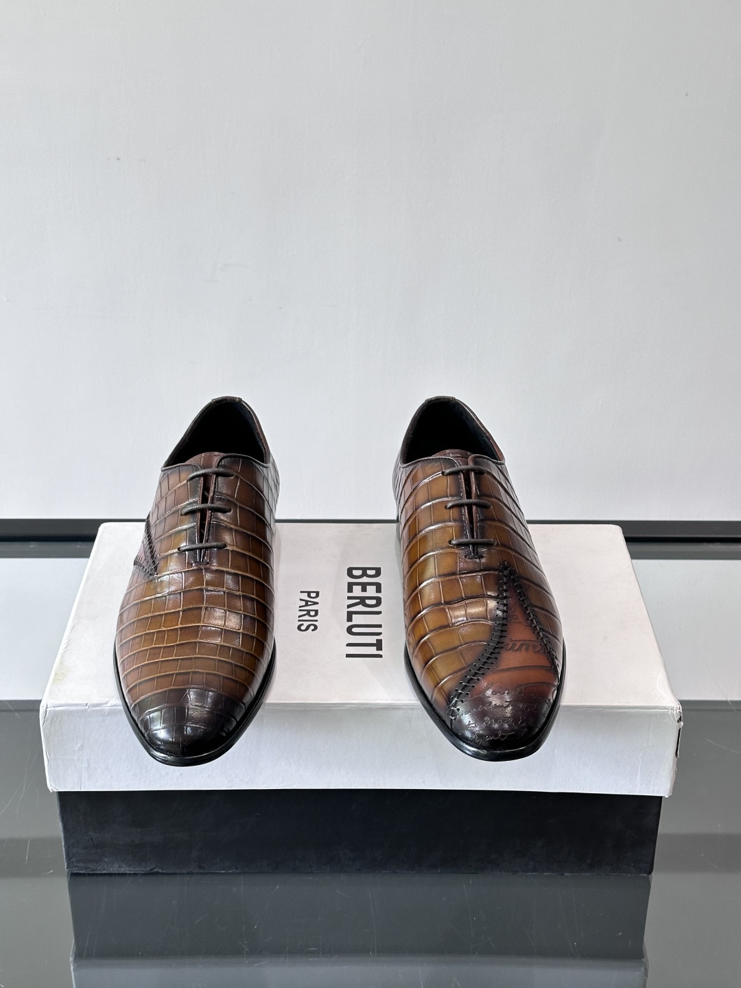 BERLUTI布鲁提男士真皮大底牛津鞋采用整片美洲短吻鳄鱼皮，保留原始鳞片纹理，质感超赞！意大利手工制作