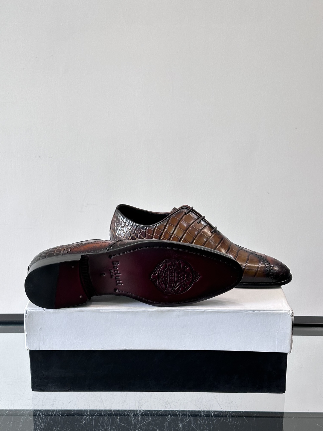 BERLUTI布鲁提男士真皮大底牛津鞋采用整片美洲短吻鳄鱼皮，保留原始鳞片纹理，质感超赞！意大利手工制作