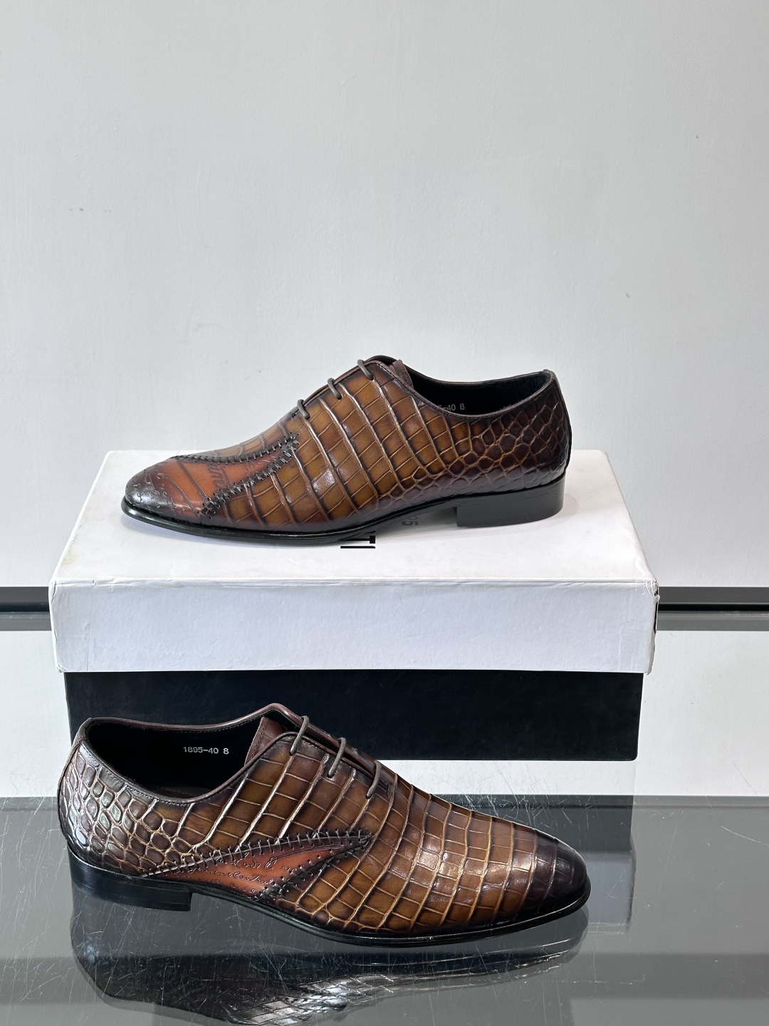 BERLUTI布鲁提男士真皮大底牛津鞋采用整片美洲短吻鳄鱼皮，保留原始鳞片纹理，质感超赞！意大利手工制作