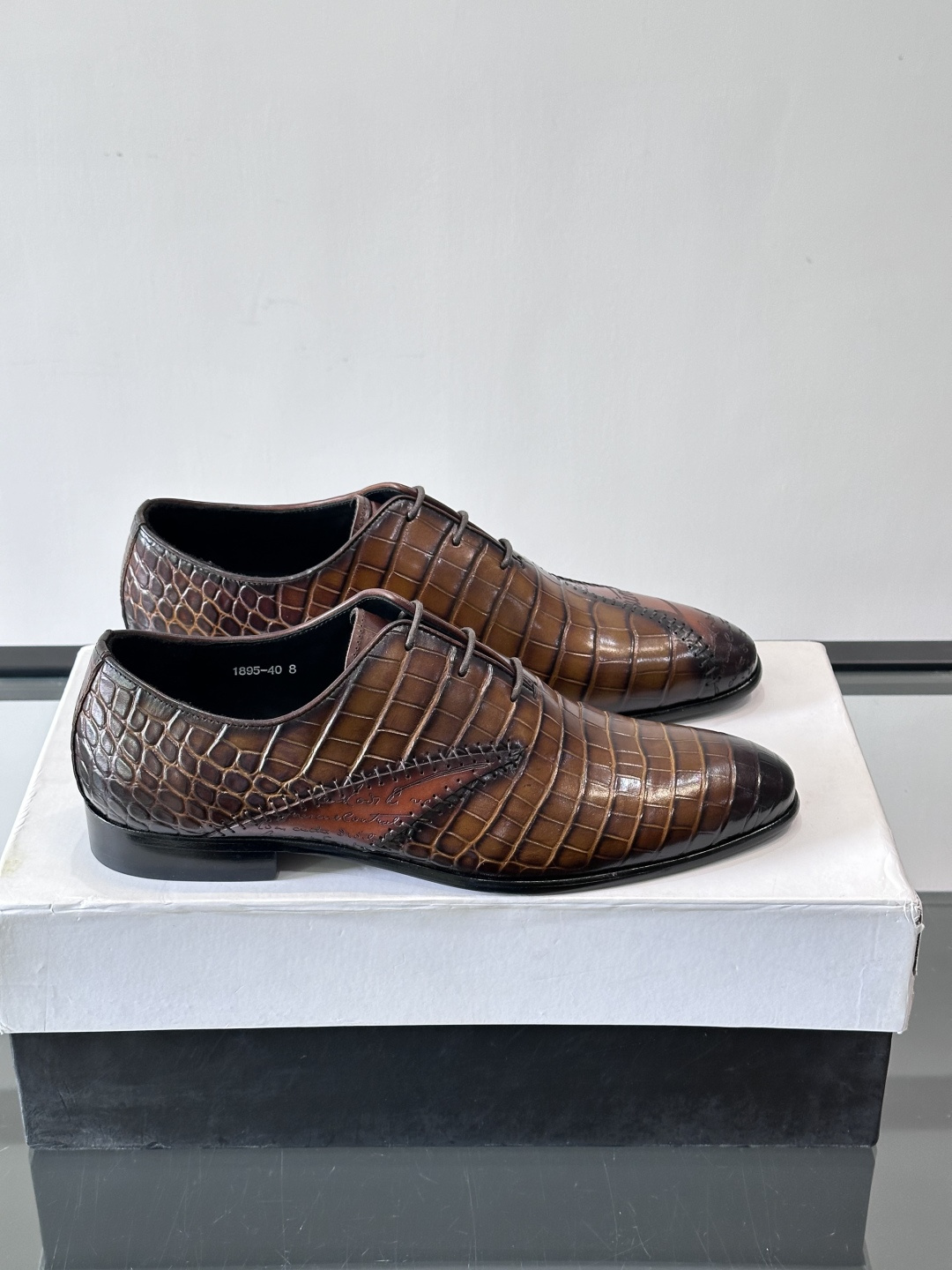BERLUTI布鲁提男士真皮大底牛津鞋采用整片美洲短吻鳄鱼皮，保留原始鳞片纹理，质感超赞！意大利手工制作