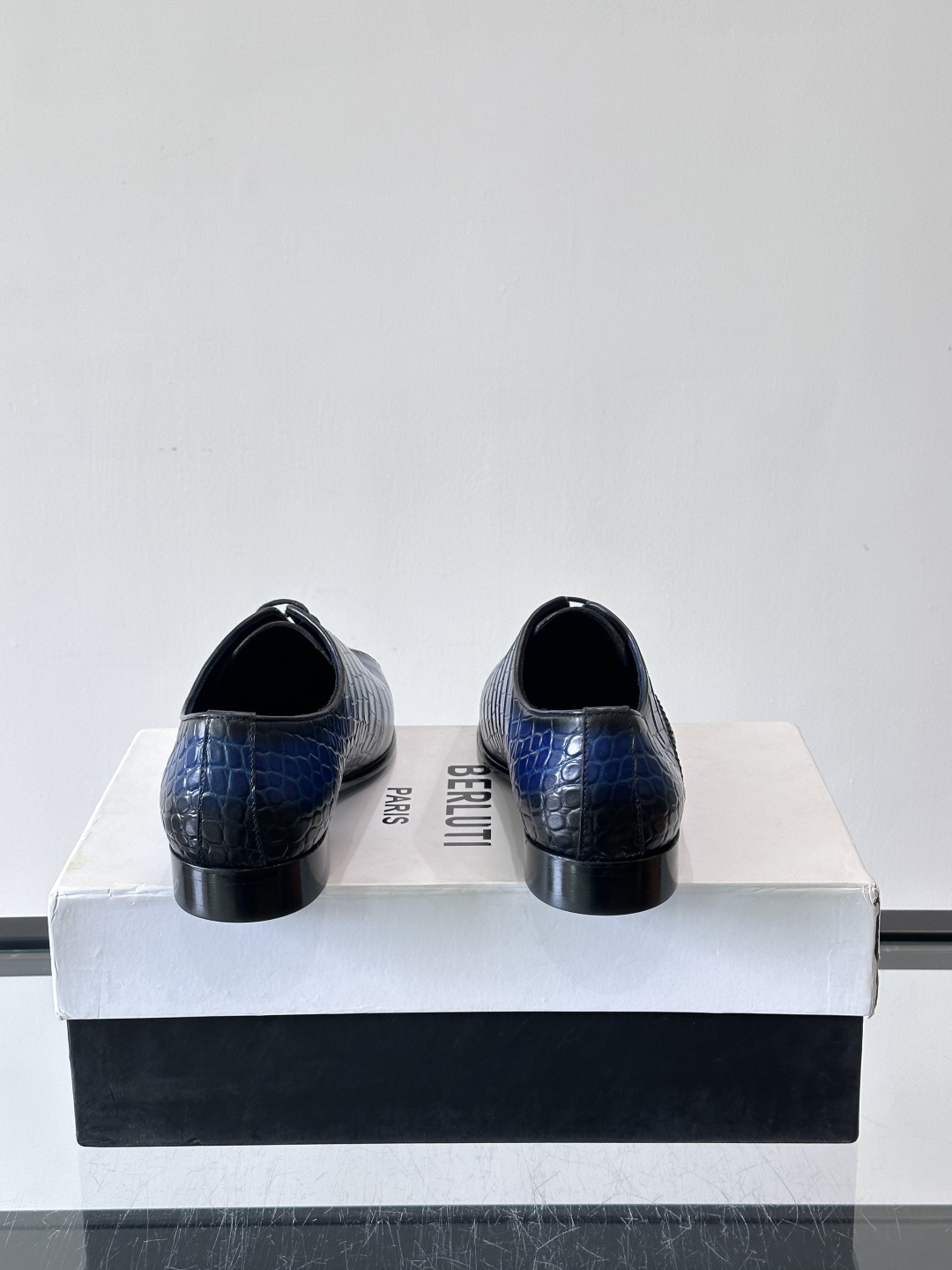 BERLUTI布鲁提男士真皮大底牛津鞋采用整片美洲短吻鳄鱼皮，保留原始鳞片纹理，质感超赞！意大利手工制作