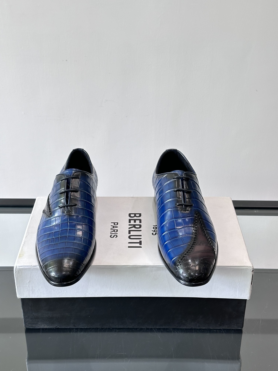BERLUTI布鲁提男士真皮大底牛津鞋采用整片美洲短吻鳄鱼皮，保留原始鳞片纹理，质感超赞！意大利手工制作
