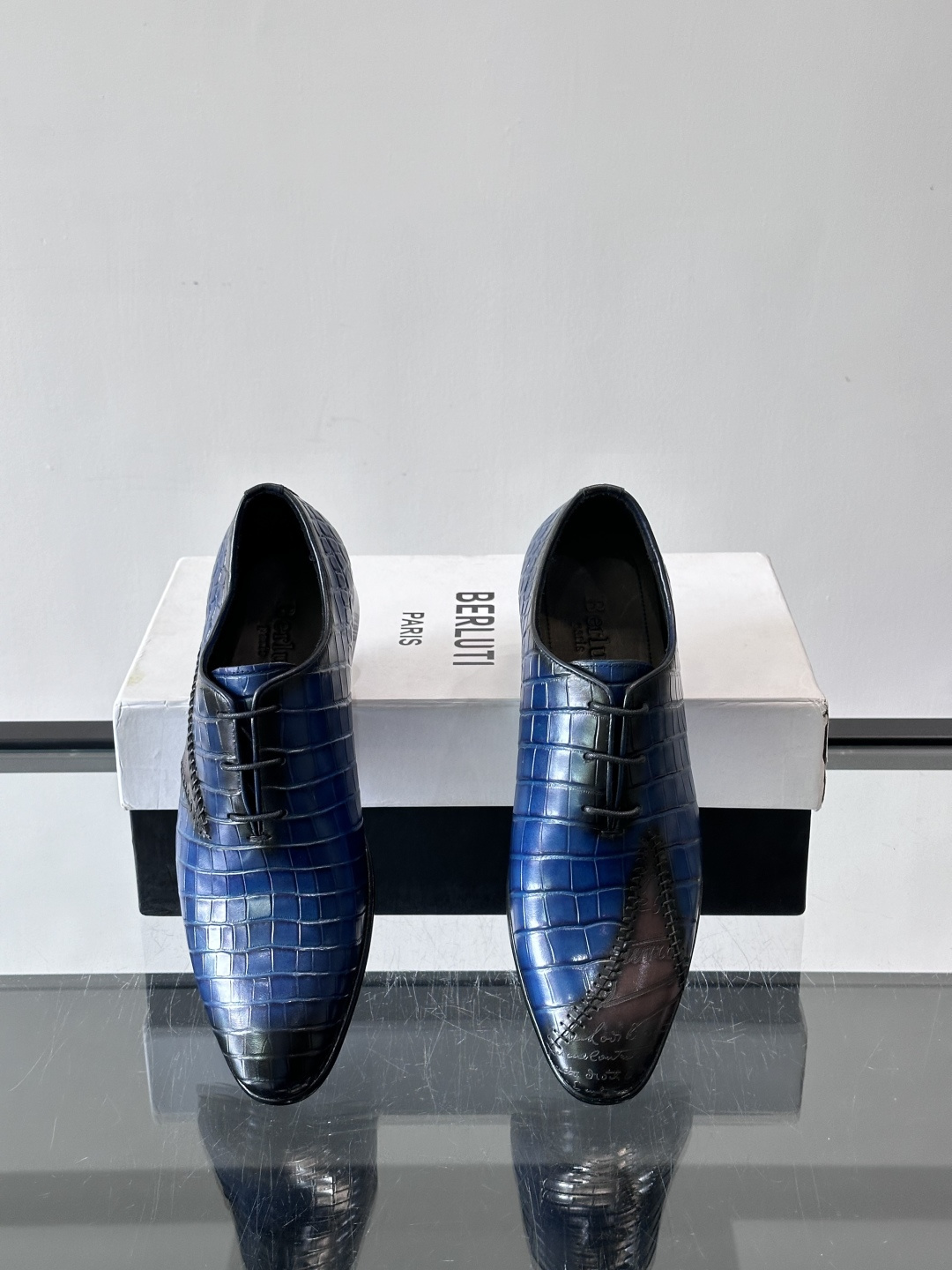 BERLUTI布鲁提男士真皮大底牛津鞋采用整片美洲短吻鳄鱼皮，保留原始鳞片纹理，质感超赞！意大利手工制作
