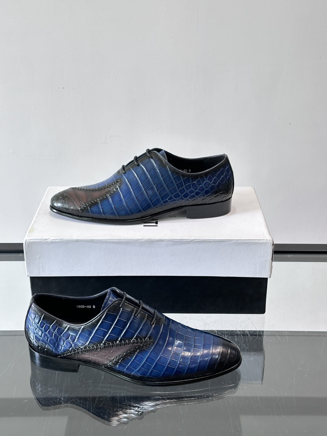 BERLUTI布鲁提男士真皮大底牛津鞋采用整片美洲短吻鳄鱼皮，保留原始鳞片纹理，质感超赞！意大利手工制作