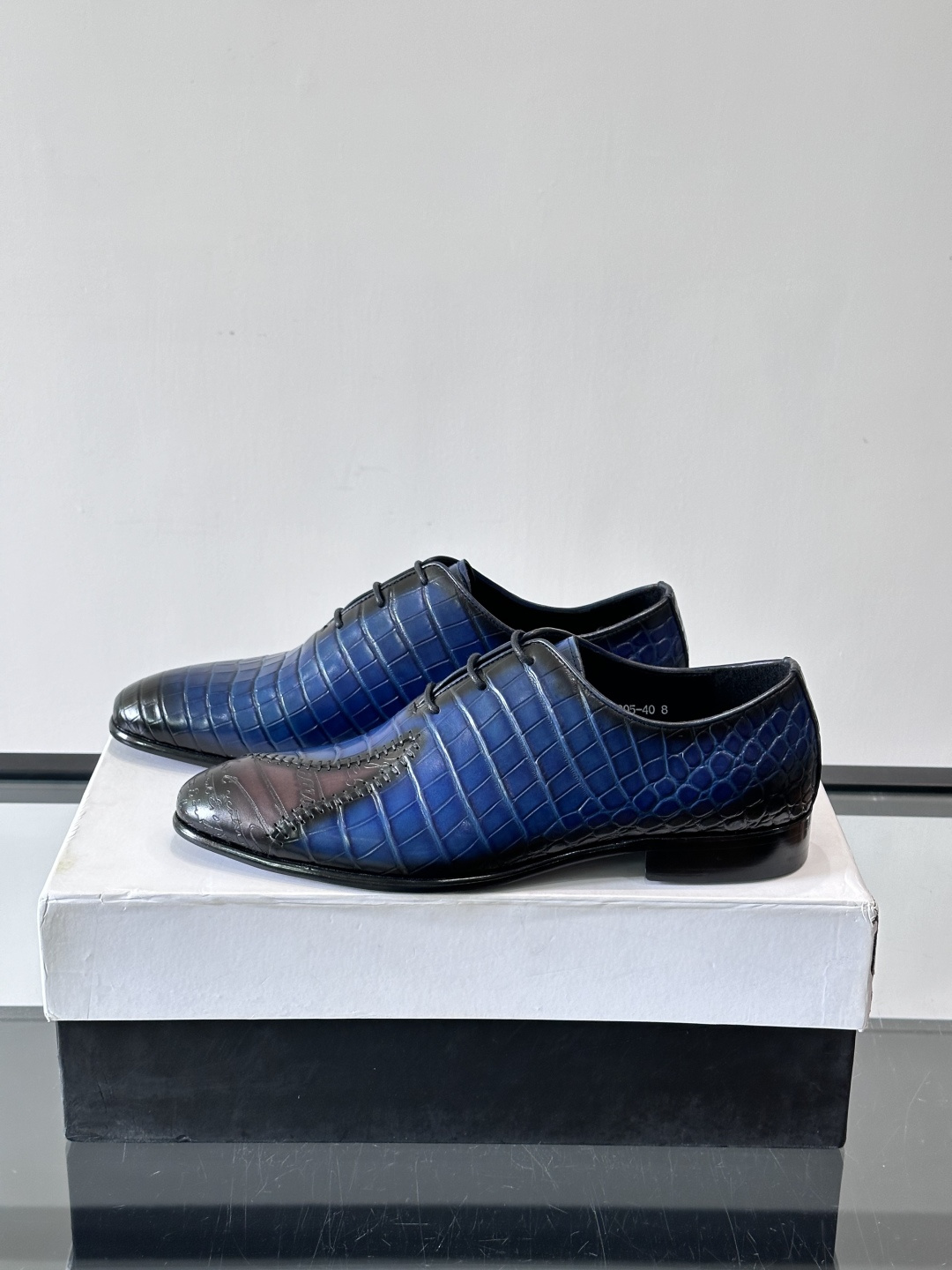BERLUTI布鲁提男士真皮大底牛津鞋采用整片美洲短吻鳄鱼皮，保留原始鳞片纹理，质感超赞！意大利手工制作