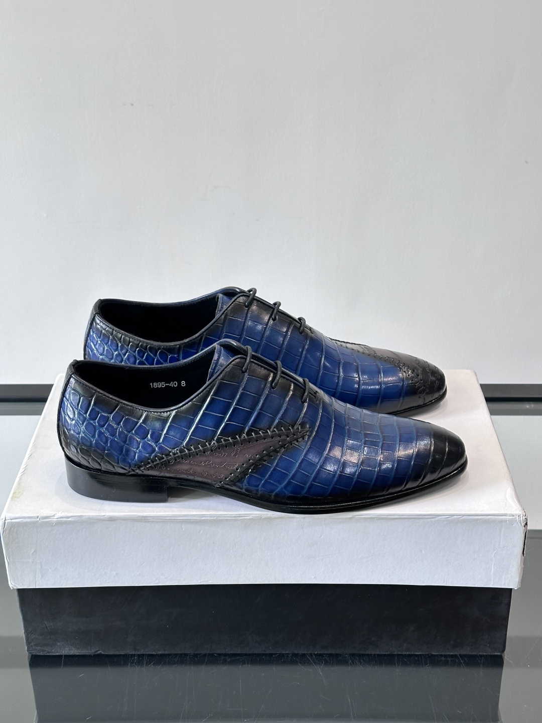 BERLUTI布鲁提男士真皮大底牛津鞋采用整片美洲短吻鳄鱼皮，保留原始鳞片纹理，质感超赞！意大利手工制作