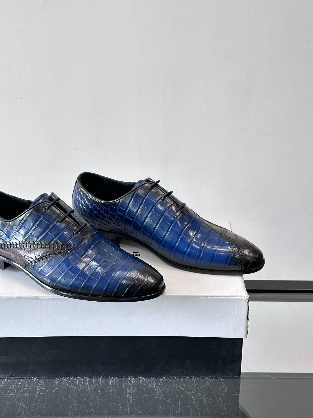 BERLUTI布鲁提男士真皮大底牛津鞋采用整片美洲短吻鳄鱼皮，保留原始鳞片纹理，质感超赞！意大利手工制作