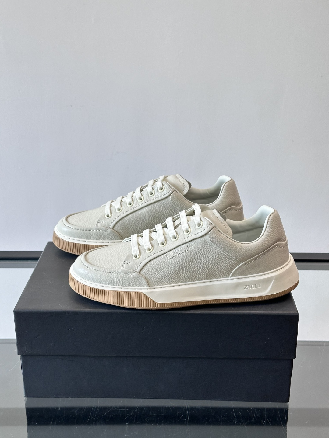 ZILLI男士牛皮休闲板鞋，选用优质头层牛皮，鞋面光滑细腻，质感满分。经典低帮系带设计，鞋侧和鞋底都有品