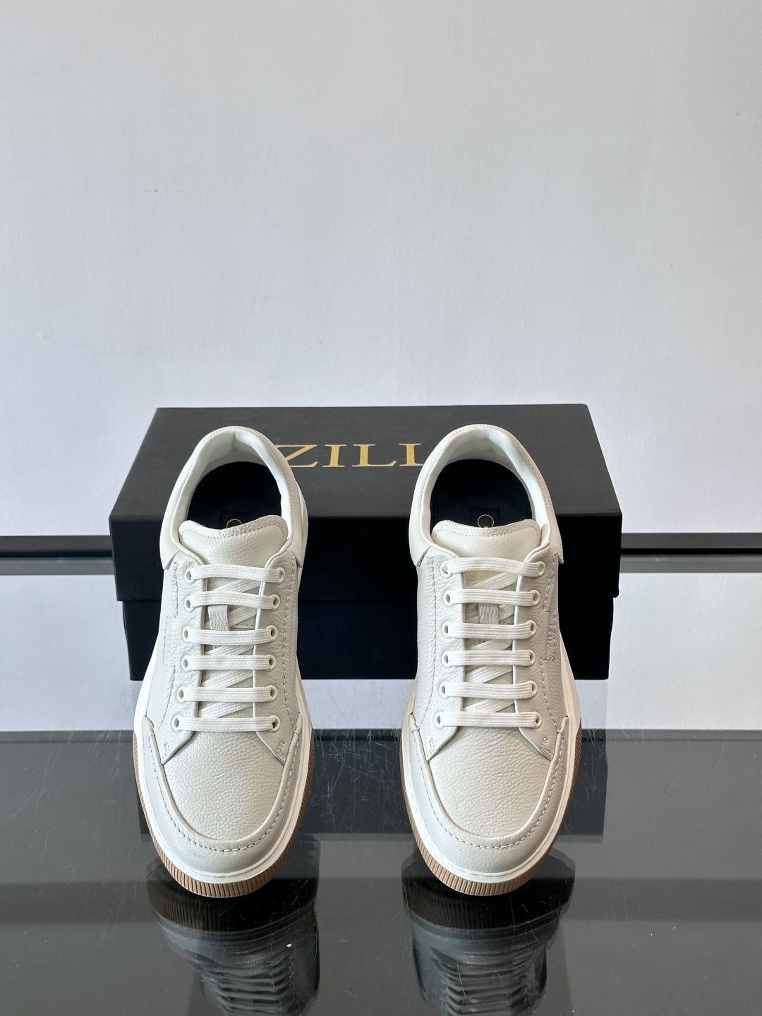 ZILLI男士牛皮休闲板鞋，选用优质头层牛皮，鞋面光滑细腻，质感满分。经典低帮系带设计，鞋侧和鞋底都有品