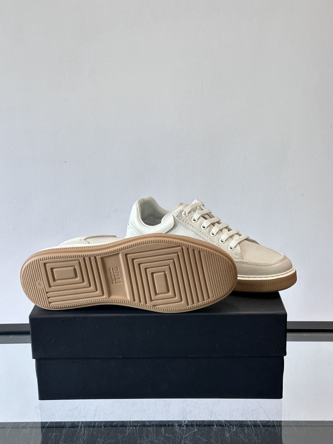 ZILLI男士牛皮休闲板鞋，选用优质头层牛皮，鞋面光滑细腻，质感满分。经典低帮系带设计，鞋侧和鞋底都有品