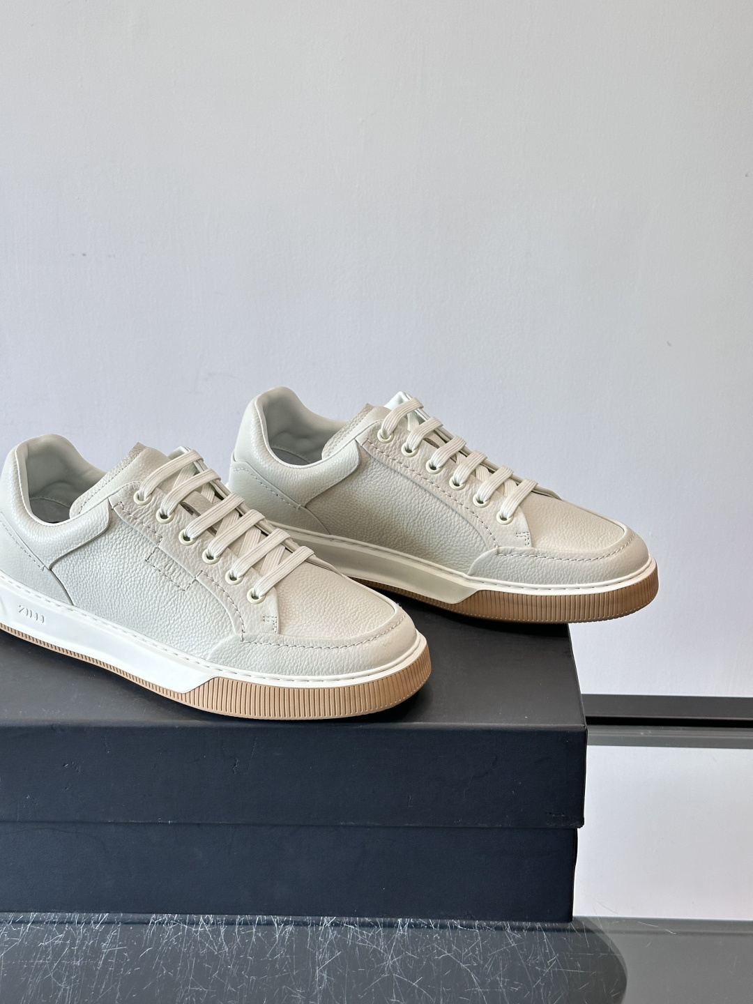 ZILLI男士牛皮休闲板鞋，选用优质头层牛皮，鞋面光滑细腻，质感满分。经典低帮系带设计，鞋侧和鞋底都有品