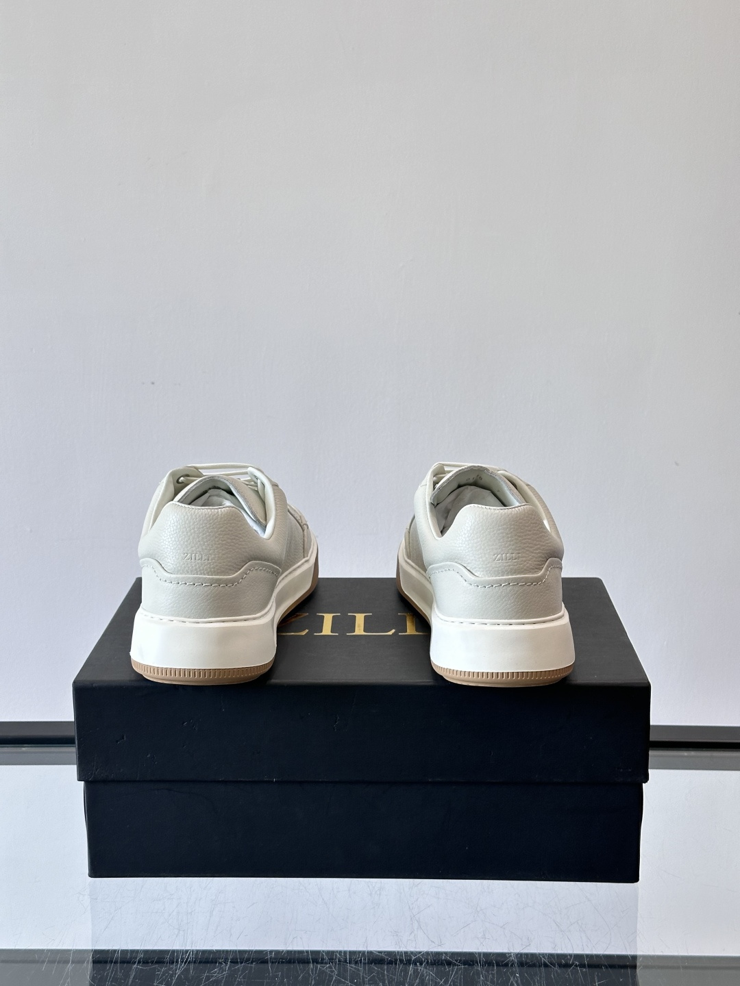 ZILLI男士牛皮休闲板鞋，选用优质头层牛皮，鞋面光滑细腻，质感满分。经典低帮系带设计，鞋侧和鞋底都有品