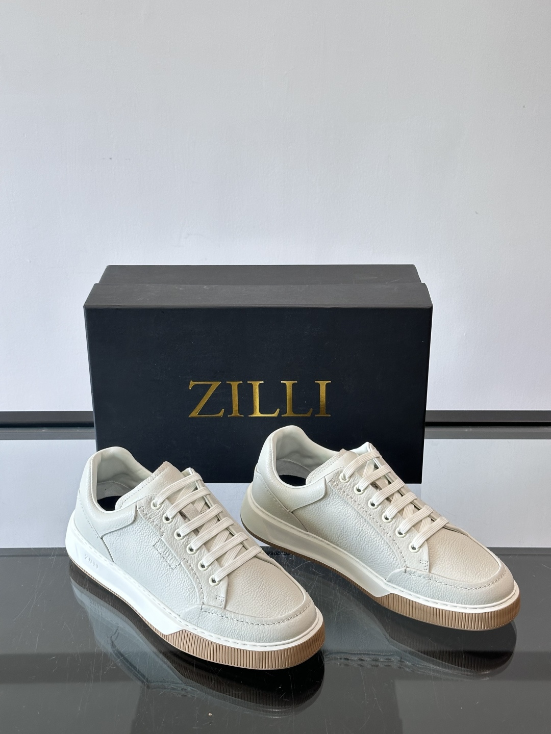 ZILLI男士牛皮休闲板鞋，选用优质头层牛皮，鞋面光滑细腻，质感满分。经典低帮系带设计，鞋侧和鞋底都有品