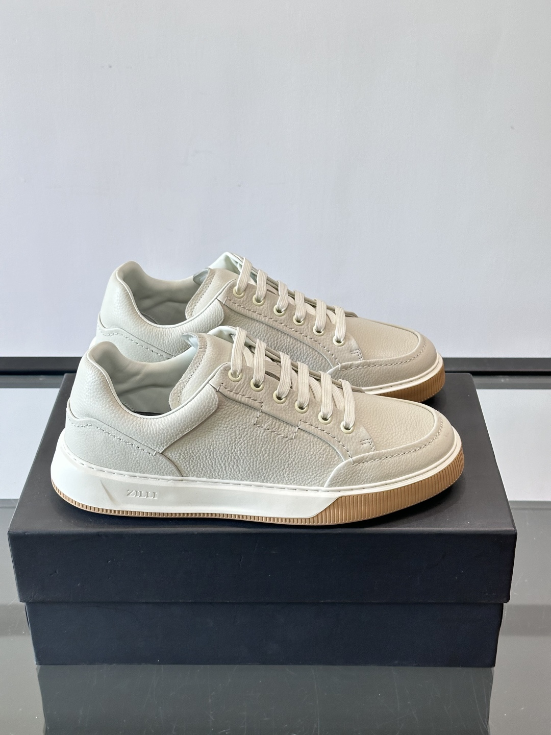 ZILLI男士牛皮休闲板鞋，选用优质头层牛皮，鞋面光滑细腻，质感满分。经典低帮系带设计，鞋侧和鞋底都有品