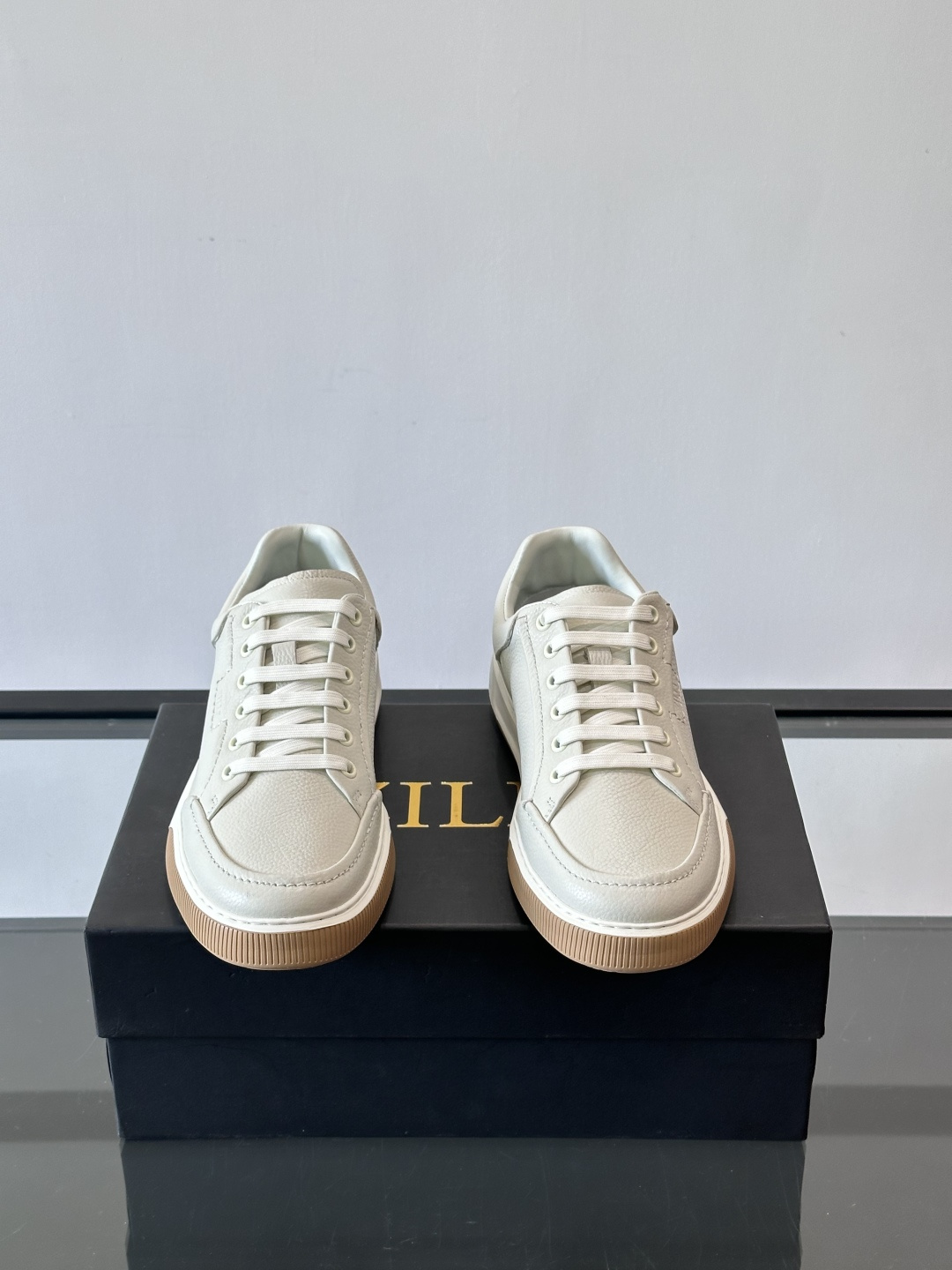 ZILLI男士牛皮休闲板鞋，选用优质头层牛皮，鞋面光滑细腻，质感满分。经典低帮系带设计，鞋侧和鞋底都有品