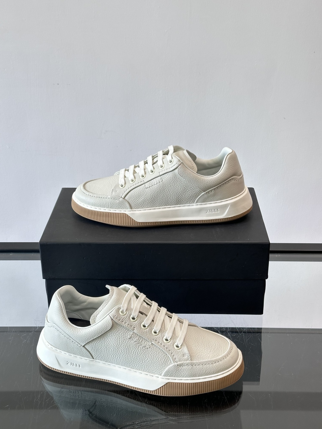 ZILLI男士牛皮休闲板鞋，选用优质头层牛皮，鞋面光滑细腻，质感满分。经典低帮系带设计，鞋侧和鞋底都有品