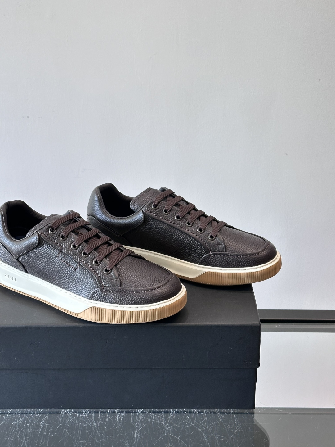 ZILLI男士牛皮休闲板鞋，选用优质头层牛皮，鞋面光滑细腻，质感满分。经典低帮系带设计，鞋侧和鞋底都有品