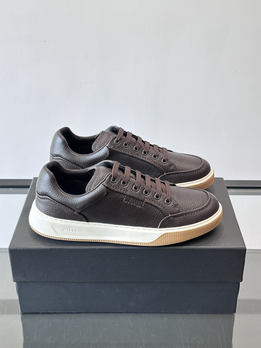 ZILLI男士牛皮休闲板鞋，选用优质头层牛皮，鞋面光滑细腻，质感满分。经典低帮系带设计，鞋侧和鞋底都有品