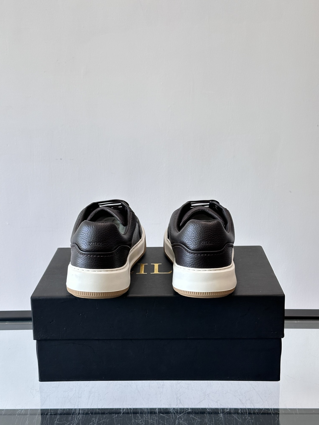 ZILLI男士牛皮休闲板鞋，选用优质头层牛皮，鞋面光滑细腻，质感满分。经典低帮系带设计，鞋侧和鞋底都有品