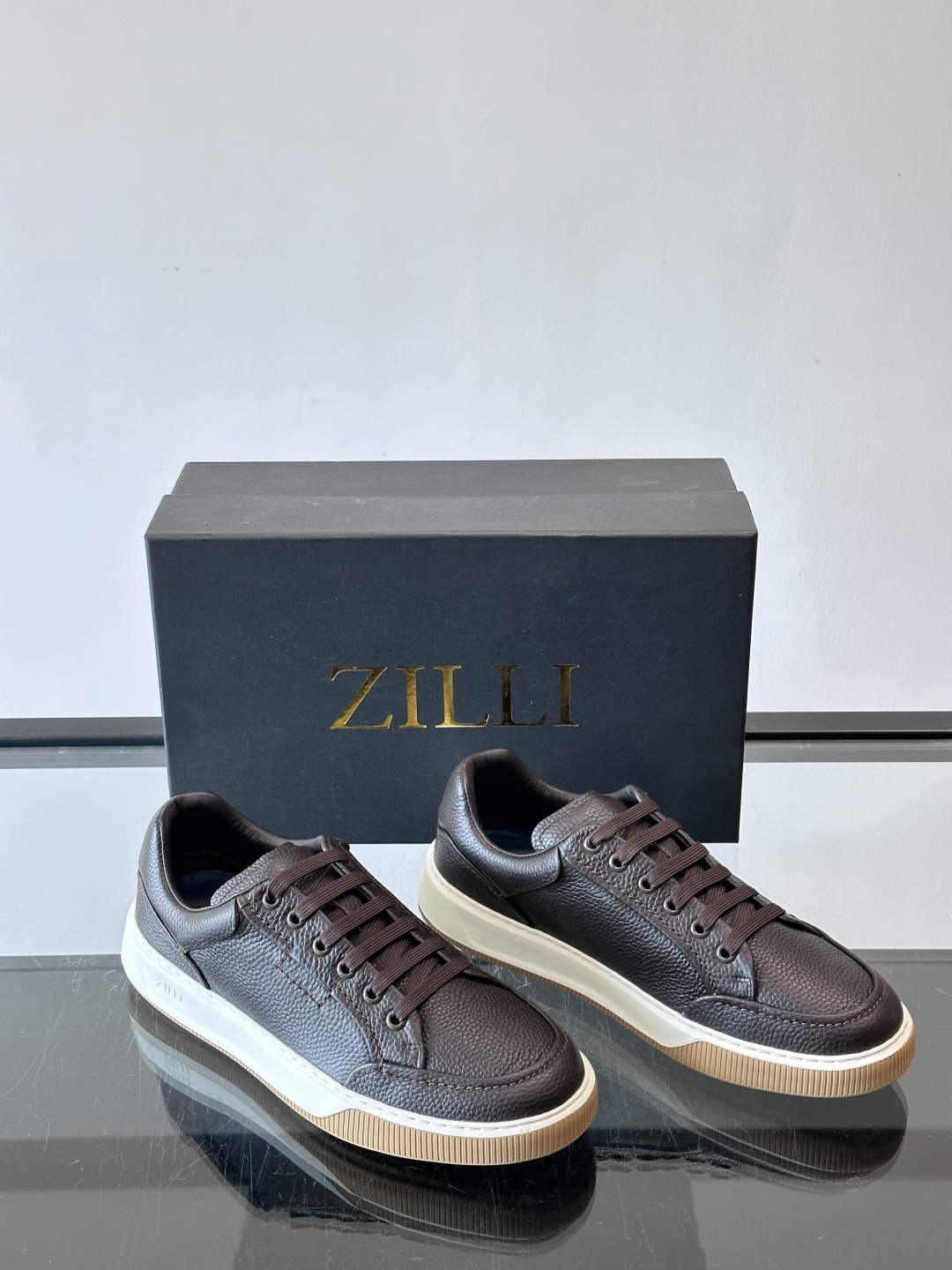 ZILLI男士牛皮休闲板鞋，选用优质头层牛皮，鞋面光滑细腻，质感满分。经典低帮系带设计，鞋侧和鞋底都有品