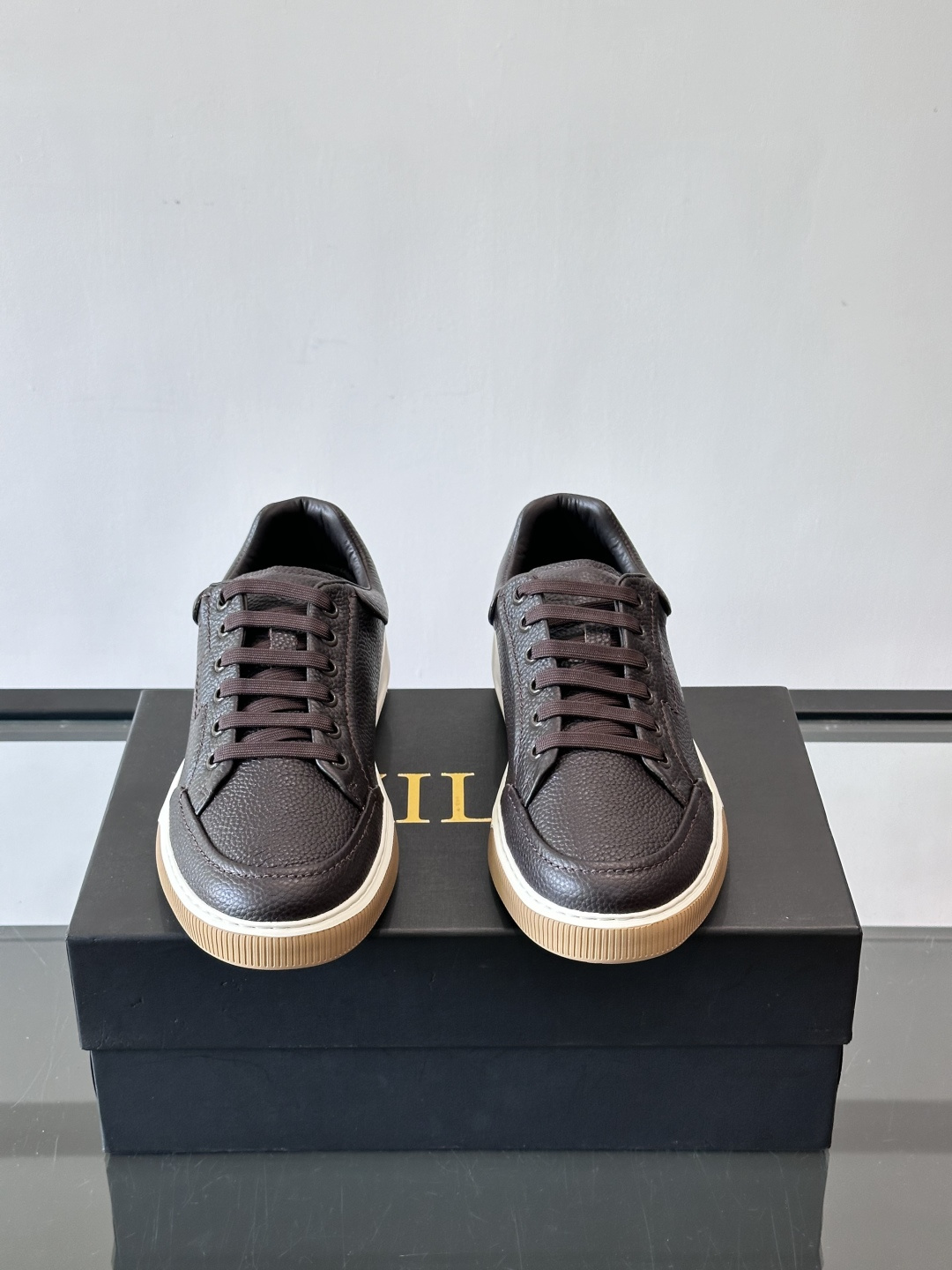 ZILLI男士牛皮休闲板鞋，选用优质头层牛皮，鞋面光滑细腻，质感满分。经典低帮系带设计，鞋侧和鞋底都有品