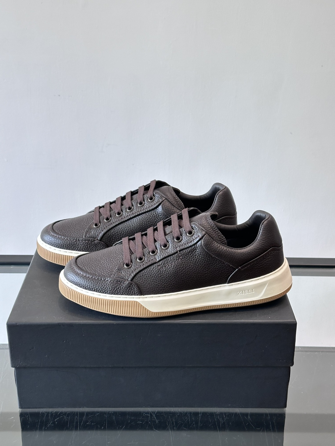 ZILLI男士牛皮休闲板鞋，选用优质头层牛皮，鞋面光滑细腻，质感满分。经典低帮系带设计，鞋侧和鞋底都有品