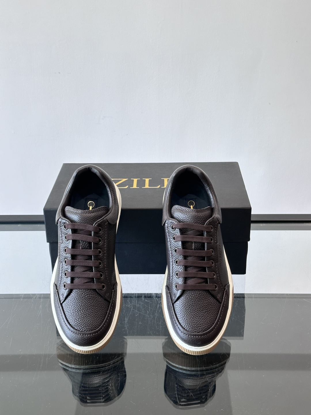 ZILLI男士牛皮休闲板鞋，选用优质头层牛皮，鞋面光滑细腻，质感满分。经典低帮系带设计，鞋侧和鞋底都有品