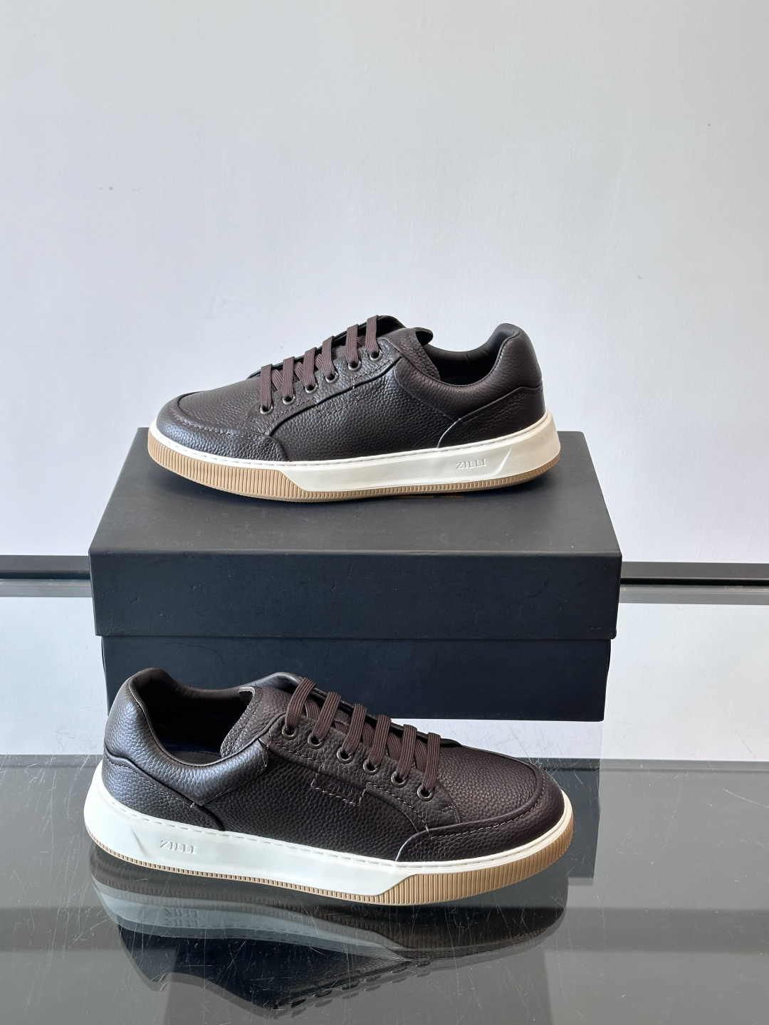 ZILLI男士牛皮休闲板鞋，选用优质头层牛皮，鞋面光滑细腻，质感满分。经典低帮系带设计，鞋侧和鞋底都有品