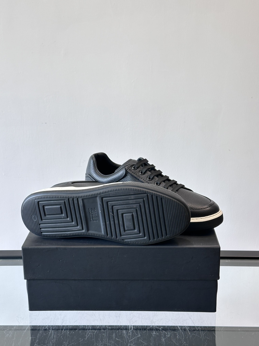 ZILLI男士牛皮休闲板鞋，选用优质头层牛皮，鞋面光滑细腻，质感满分。经典低帮系带设计，鞋侧和鞋底都有品